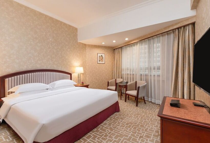 سوییت لوکس, Century Plaza