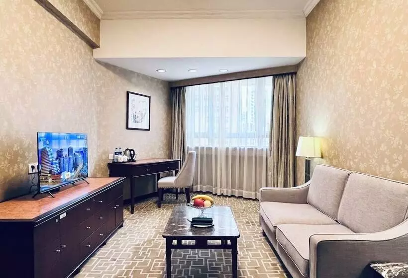 سوییت لوکس, Century Plaza