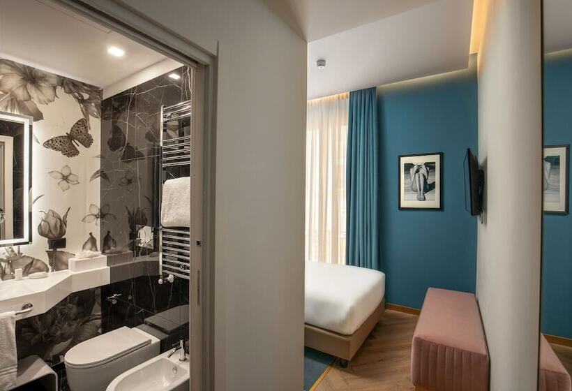 غرفة قياسية فردية, The Major