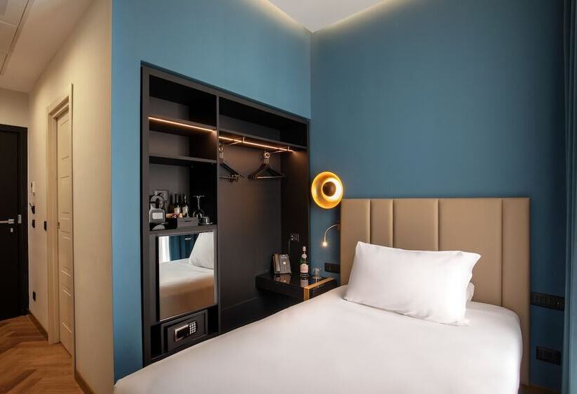 غرفة قياسية فردية, The Major