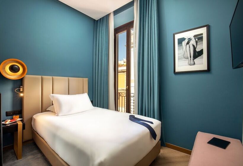 غرفة قياسية فردية, The Major