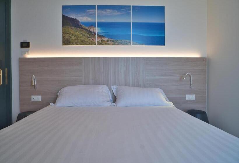 Номер Стандарт Вид на Море, Medusa