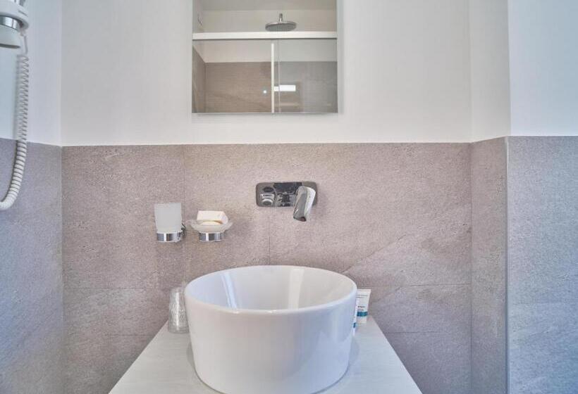 Номер Стандарт Вид на Море, Medusa