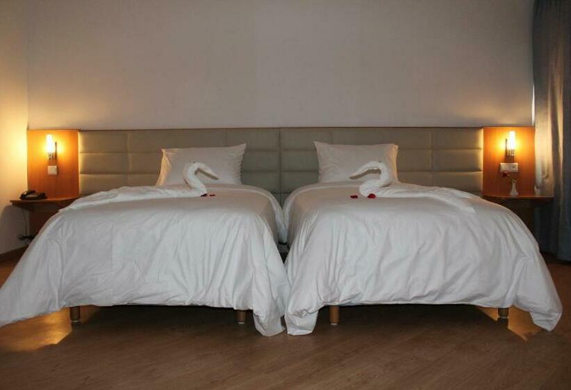 标准三人间, Senator Agadir