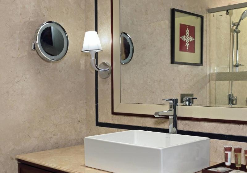 带大床的俱乐部房间, Sheraton Grand Pune Bund Garden