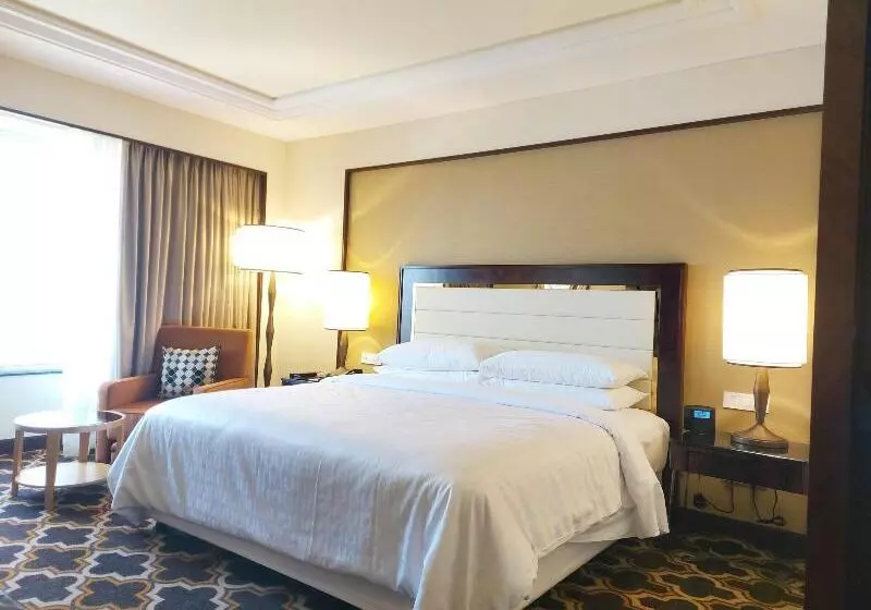 キングサイズベッドのクラブルーム, Sheraton Grand Pune Bund Garden