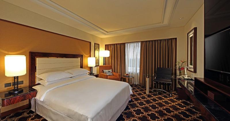 带大床的俱乐部房间, Sheraton Grand Pune Bund Garden