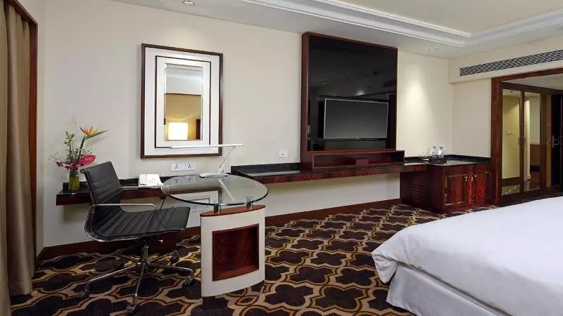 キングサイズベッドのクラブルーム, Sheraton Grand Pune Bund Garden
