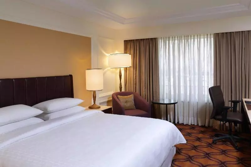 キングサイズベッドのクラブルーム, Sheraton Grand Pune Bund Garden