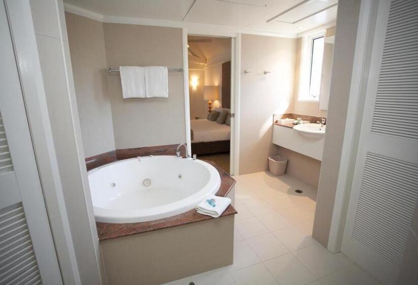 بنجلو قياسى, Novotel Sunshine Coast Resort