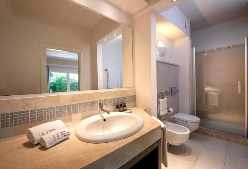 חדר סטנדרט לשלושה עם נוף לבריכה, Chia Laguna   Hotel Village