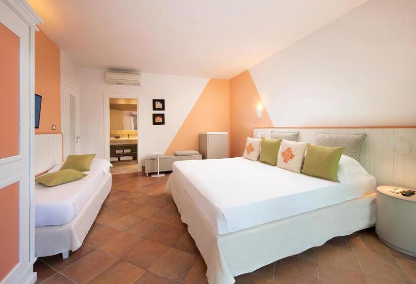 חדר סטנדרט לשלושה עם נוף לבריכה, Chia Laguna   Hotel Village