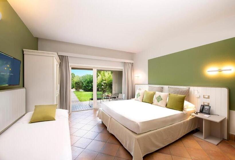 חדר סטנדרט לשלושה עם נוף לבריכה, Chia Laguna   Hotel Village