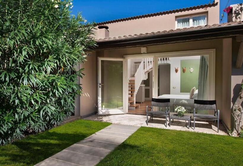 غرفة عائلية مطلّة علي الحديقة, Chia Laguna   Hotel Village