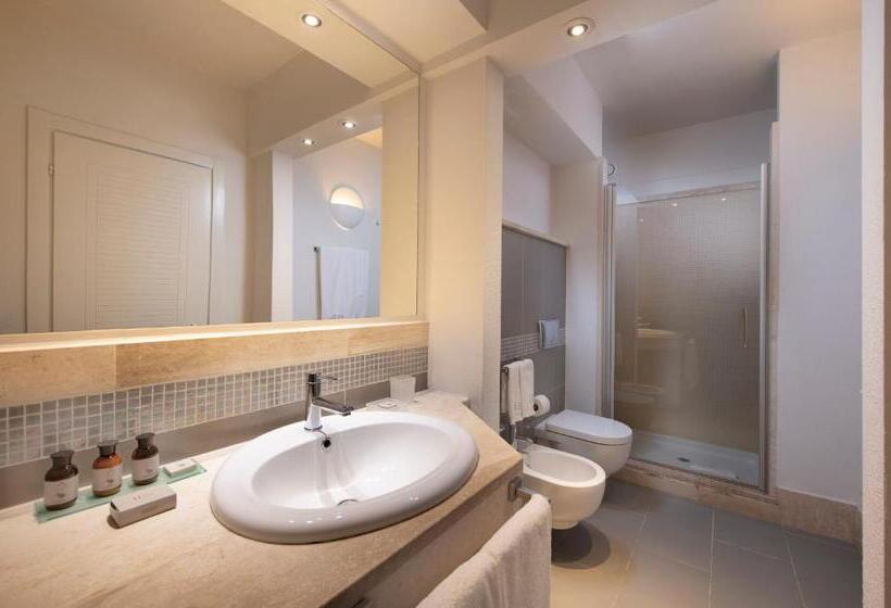 غرفة قياسية مطلّة علي حمام السباحة, Chia Laguna   Hotel Village