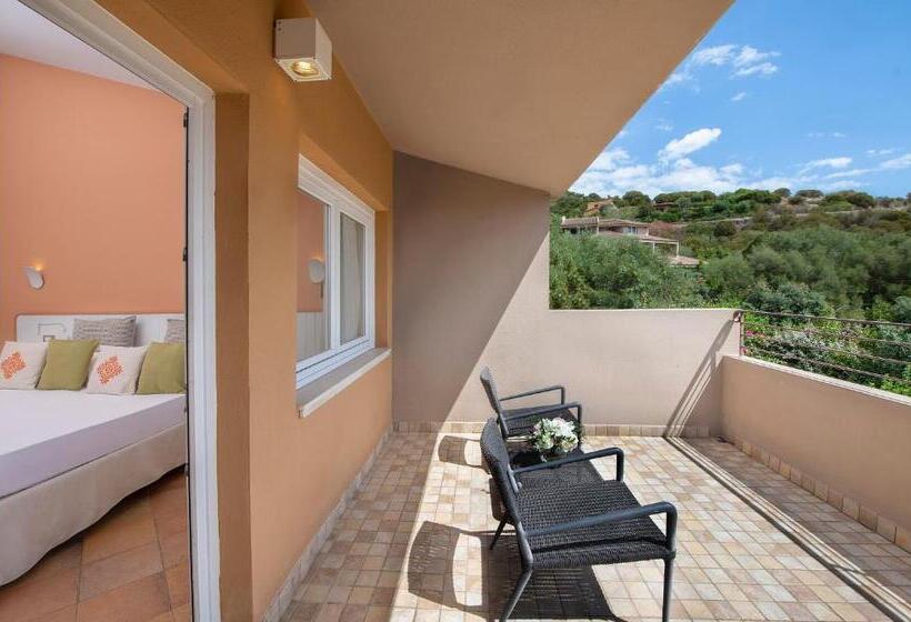 غرفة قياسية ثلاثية مزودة بشرفة, Chia Laguna   Hotel Village