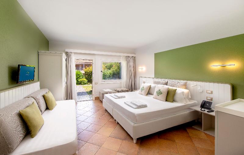 חדר סטנדרט לשלושה עם נוף לגינה, Chia Laguna   Hotel Village