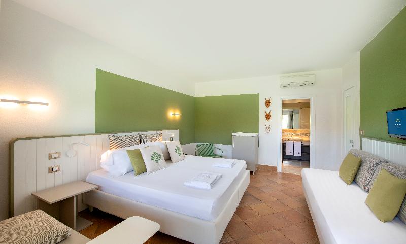 חדר סטנדרט לשלושה עם נוף לגינה, Chia Laguna   Hotel Village