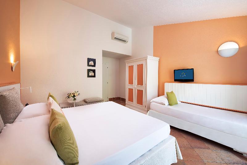 חדר קלאסי לשלושה, Chia Laguna   Hotel Village