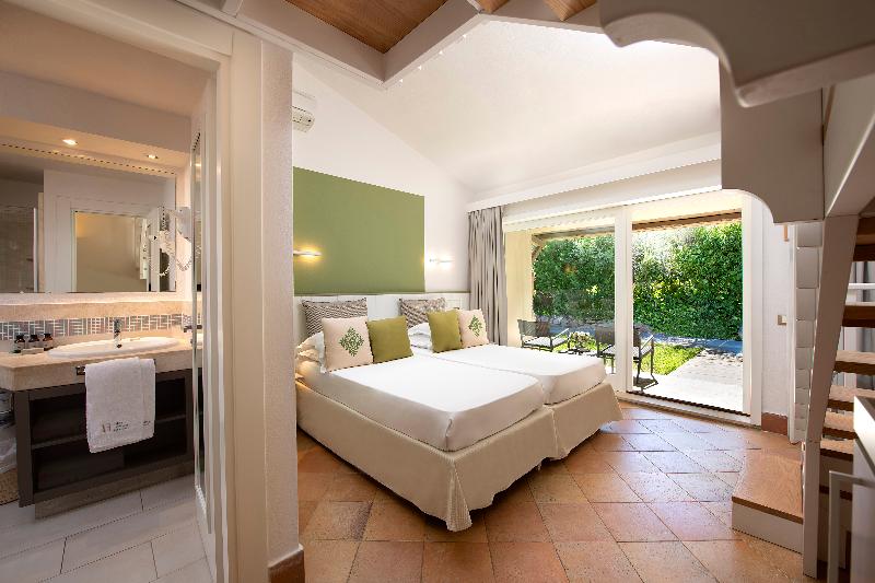 غرفة عائلية مطلّة علي الحديقة, Chia Laguna   Hotel Village