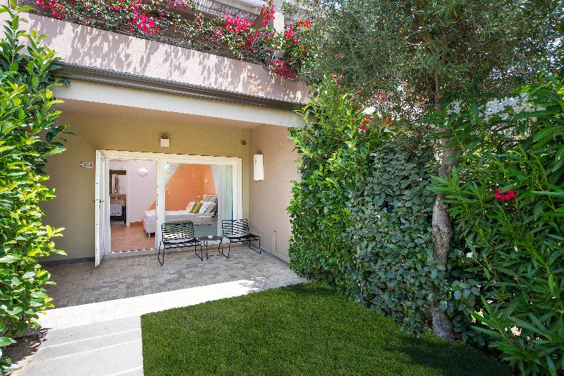 חדר סופריור לשלושה, Chia Laguna   Hotel Village