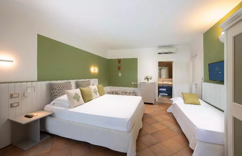 スーペリアトリプルルーム, Chia Laguna   Hotel Village