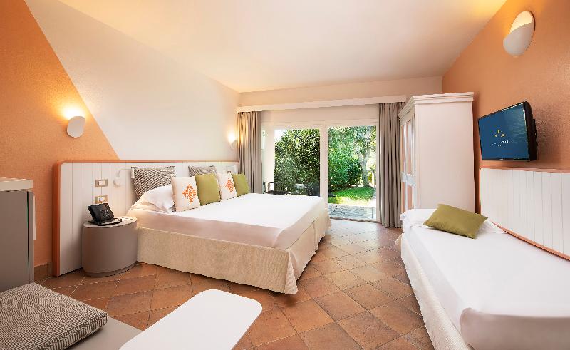 חדר סטנדרט לשלושה עם נוף לבריכה, Chia Laguna   Hotel Village