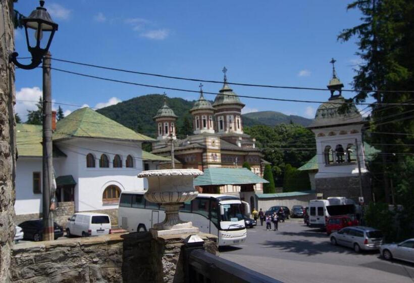 Вилла 4 Спальни, Casa Cu Farfurii