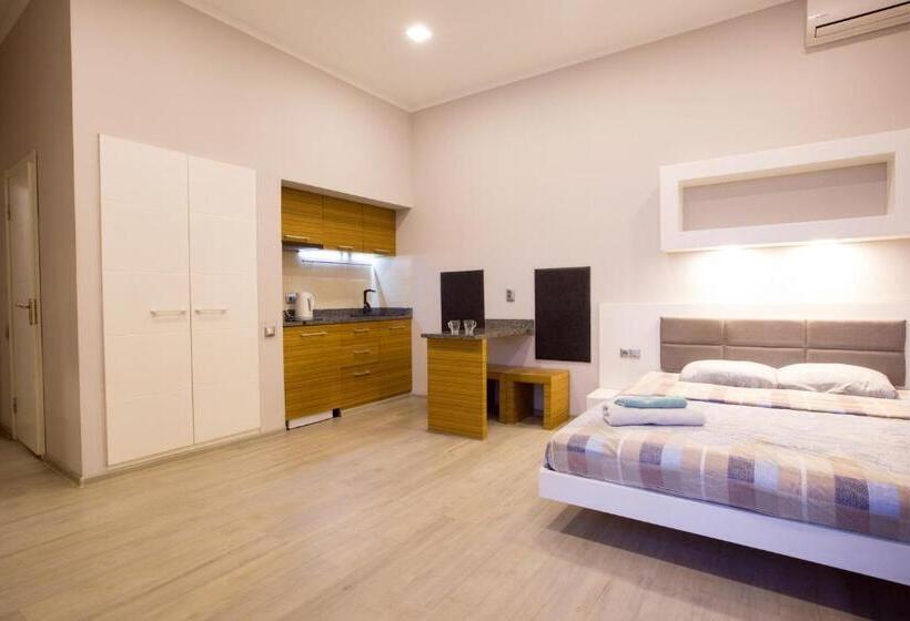 شقة غرفة نوم واحدة مزودة بشُرفة, Pushkinskaya Apartments