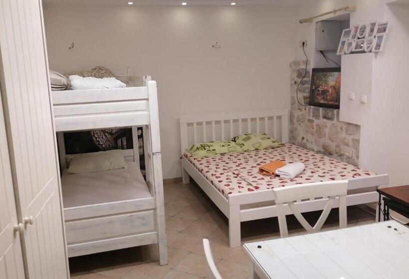 اتاق استاندارد چهارنفره با بالکن, Apartments đukić