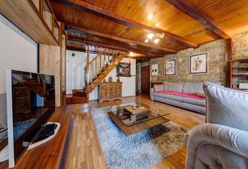 اتاق خانوادگی با چشم‌انداز دریا, Apartments đukić