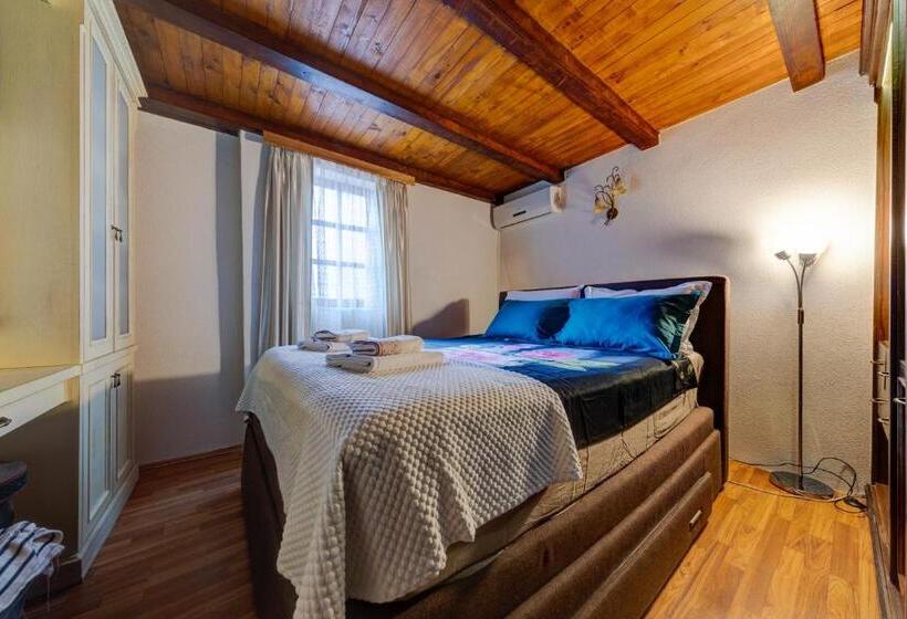 اتاق خانوادگی با چشم‌انداز دریا, Apartments đukić