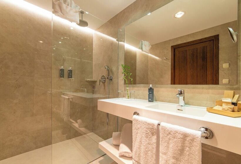 غرفة بريميوم مطلة على حمام السباحة, Cm Mallorca Palace  Only Adults