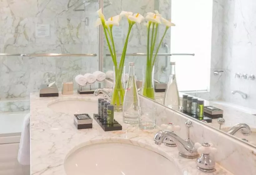 سوییت جونیور, Delfines Hotel & Convention Center