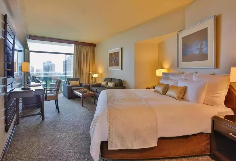 سوییت جونیور, Delfines Hotel & Convention Center