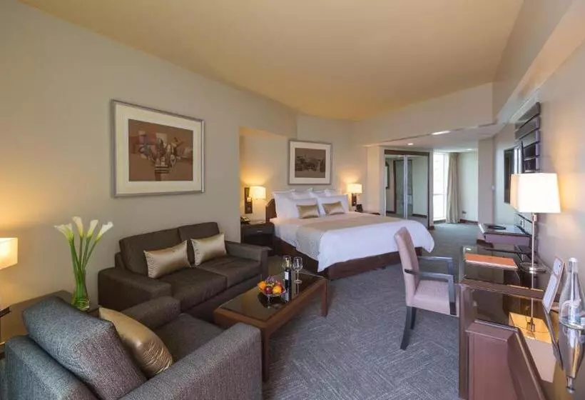سوییت جونیور, Delfines Hotel & Convention Center