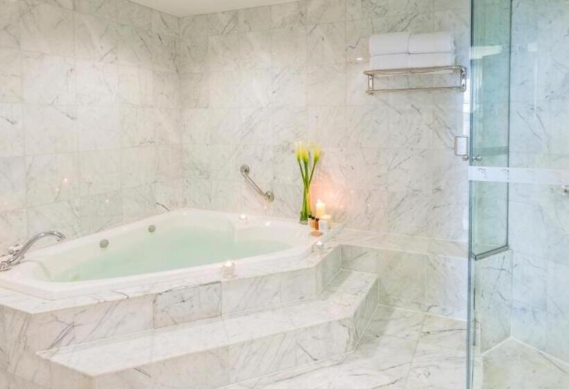 シニアスイート, Delfines Hotel & Convention Center