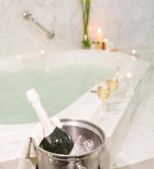 シニアスイート, Delfines Hotel & Convention Center