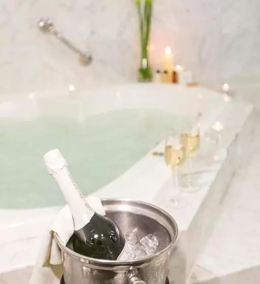 سوئیت سینیور, Delfines Hotel & Convention Center