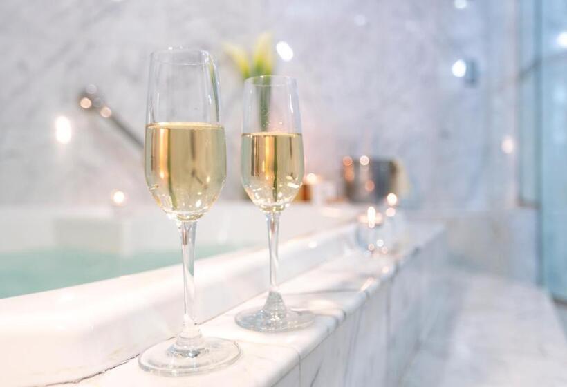 シニアスイート, Delfines Hotel & Convention Center