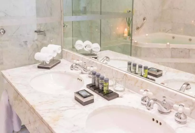 سوئیت سینیور, Delfines Hotel & Convention Center