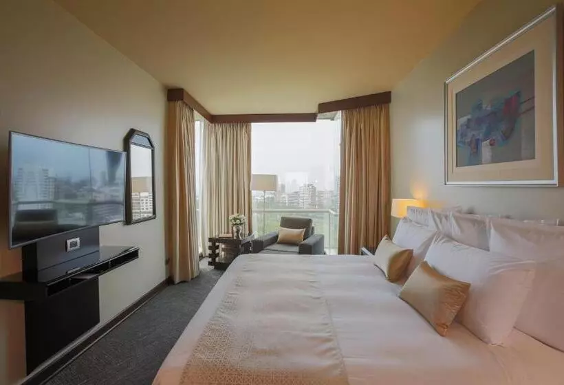 سوئیت سینیور, Delfines Hotel & Convention Center