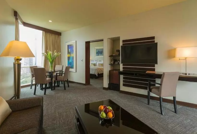 سوئیت سینیور, Delfines Hotel & Convention Center