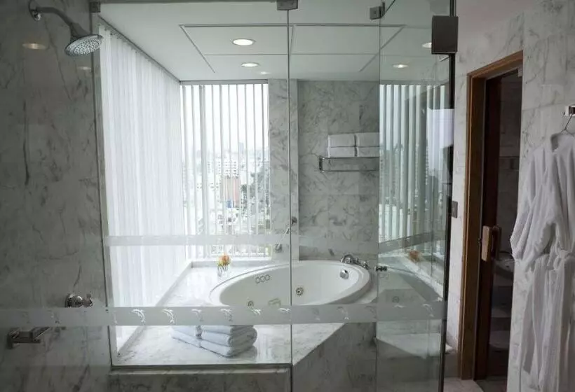 سوییت لوکس, Delfines Hotel & Convention Center