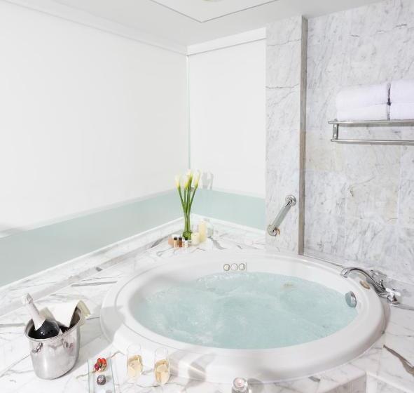 デラックススイート, Delfines Hotel & Convention Center