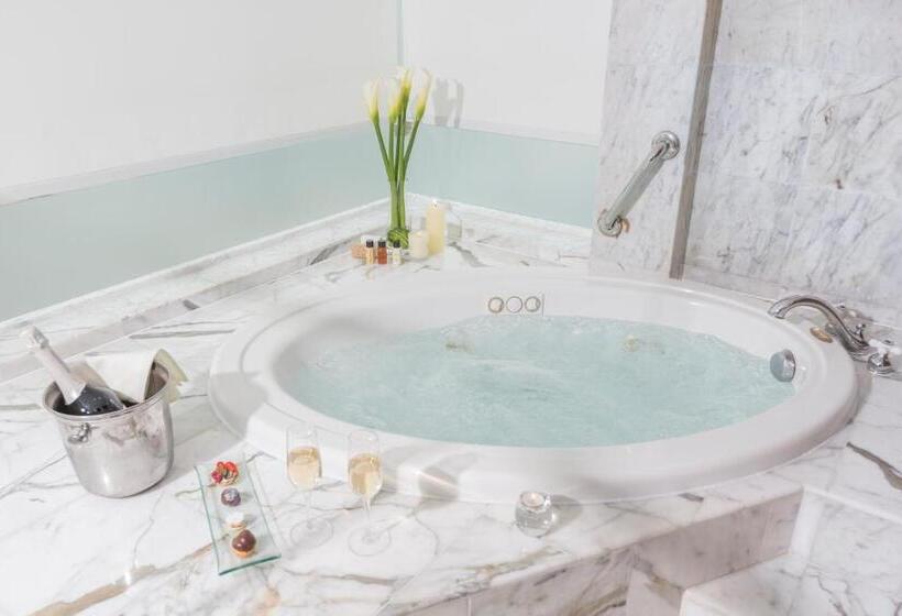 デラックススイート, Delfines Hotel & Convention Center