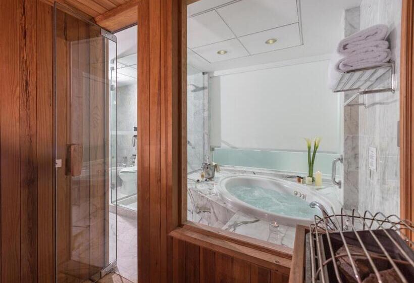 デラックススイート, Delfines Hotel & Convention Center