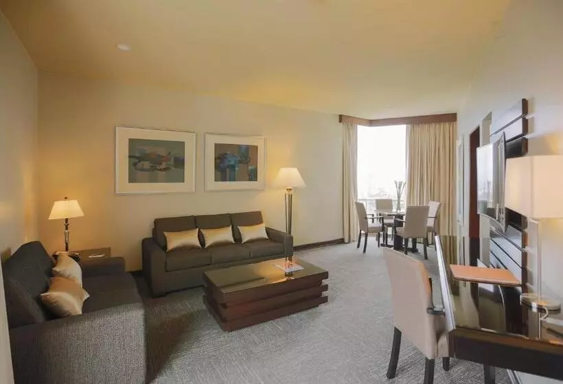 سوئیت سینیور, Delfines Hotel & Convention Center