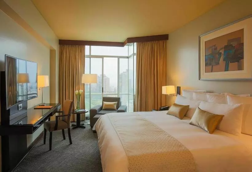 سوییت لوکس, Delfines Hotel & Convention Center