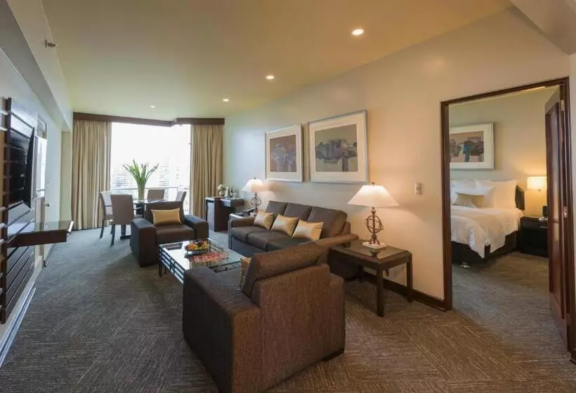 سوییت لوکس, Delfines Hotel & Convention Center
